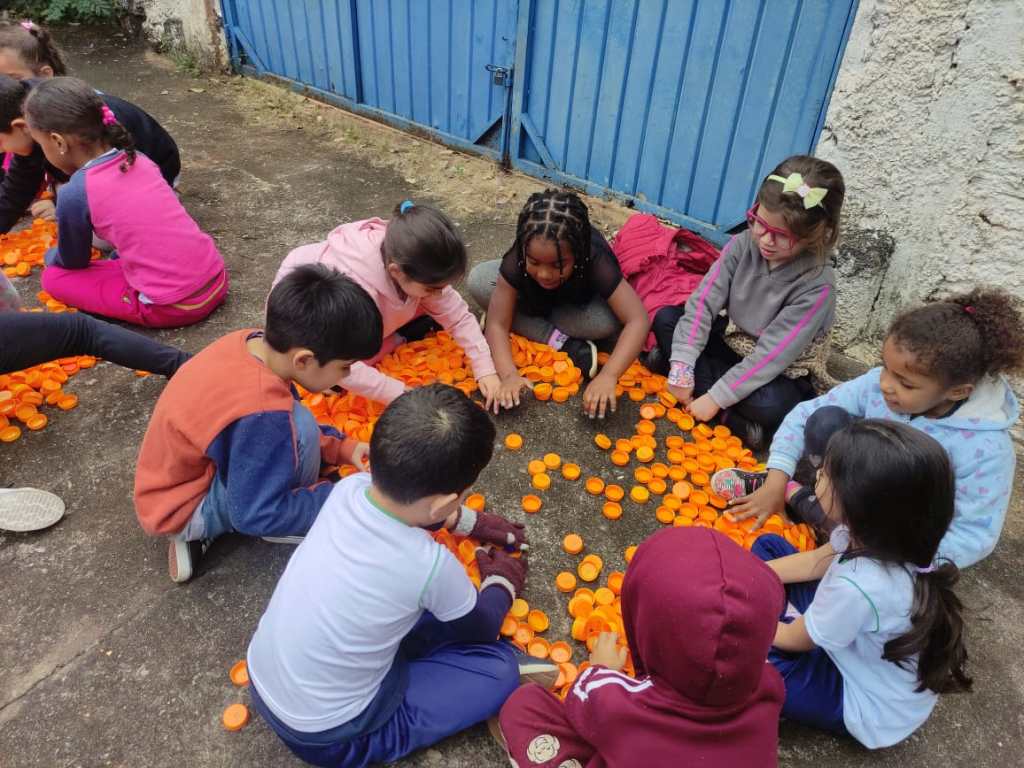 Crianças de Santo Antônio da Platina arrecadam tampinhas para ONG em projeto de sustentabilidade